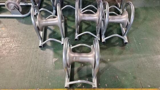 購入 10KN定格荷重亜鉛めっき鋼ケーブルローラー、スムーズな送電線設置のためのブリッジ型設計 online manufacture