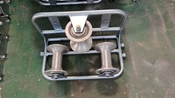 購入 スムーズなケーブル設置のための10kN高耐久亜鉛メッキアルミニウムトリプルコーナーケーブルガイドローラー online manufacture