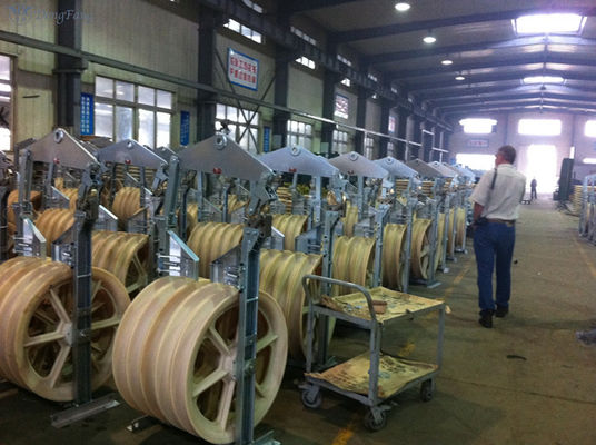 購入 4つの束ねられたコンダクターを引っ張るためのブロックをひもでつなぐヘリコプター online manufacture